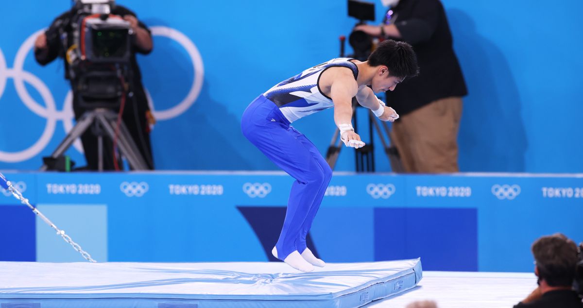 橋本大輝選手自身が後悔と語る、東京五輪・個人総合決勝の鉄棒での着地(写真：YUTAKA/アフロスポーツ)