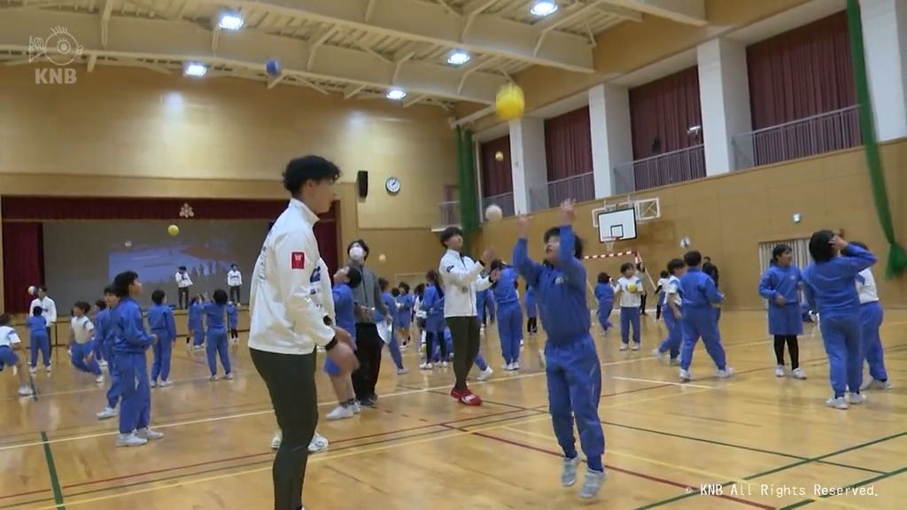 富山ドリームス選手が手ほどき　児童がハンドボールの楽しさ学ぶ　高岡市