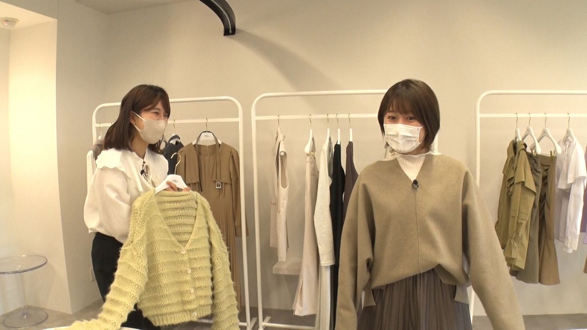 服を選ぶ黒田アナウンサー(左)と尾崎アナウンサー