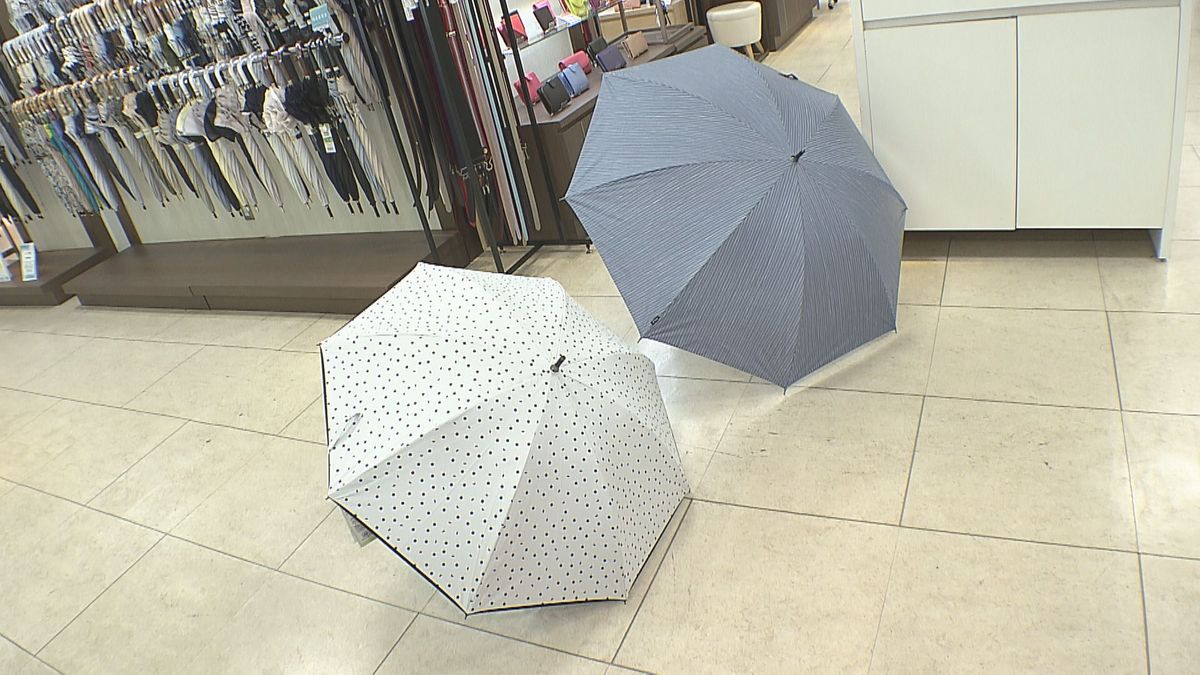 九州北部地方が梅雨明け　ついに夏本番　「自分の身の安全を守る」日傘の売り上げ増