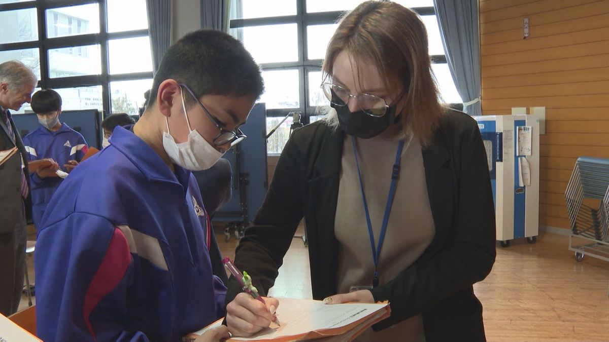 「和製英語」を探すゲームに挑戦　外国語指導助手が集まって特別授業　東根市の中学校
