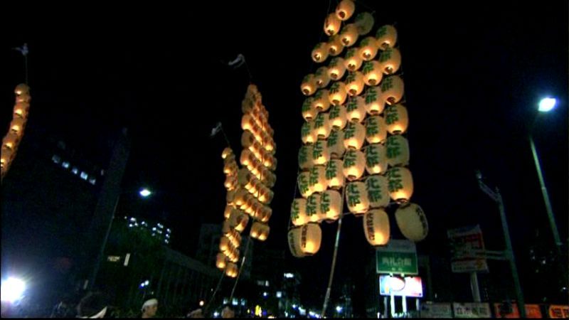 秋田の竿燈まつり　光の稲穂が夏の夜空彩る