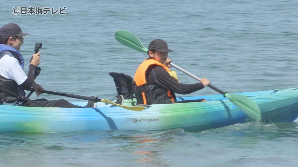 真夏の日差しが照り付ける中…　夏休みのカヌー体験会　日本海の爽やかな風を受けながら児童や保護者が参加　鳥取県鳥取市