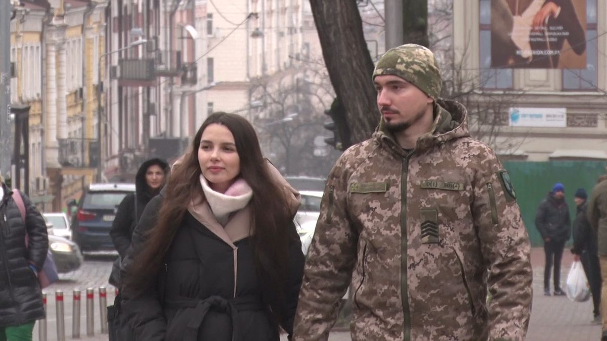 戦地向かうウクライナ兵が「結婚」決断のわけ…挙式を支援するプロジェクトも