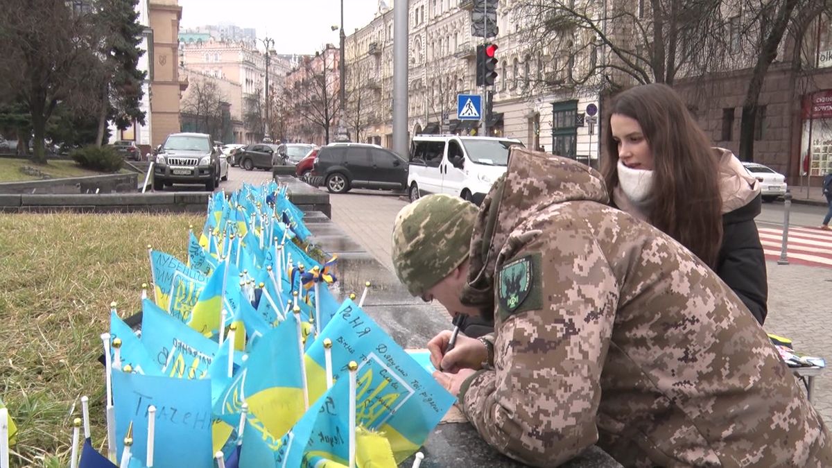 戦死した友人の名前を旗に書くオレクサンドルさん（2024年2月16日　ウクライナ・キーウ）