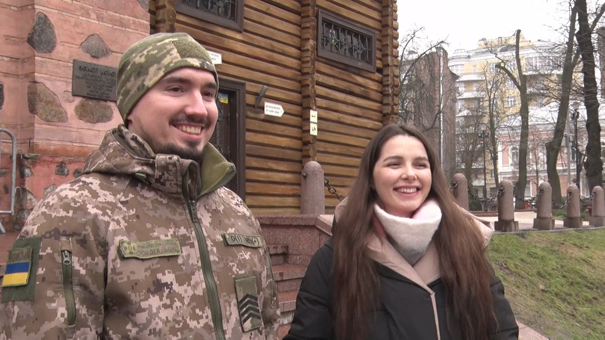 新婚夫婦のオレクサンドルさん（左）とマリヤさん　（2024年2月16日　ウクライナ・キーウ）