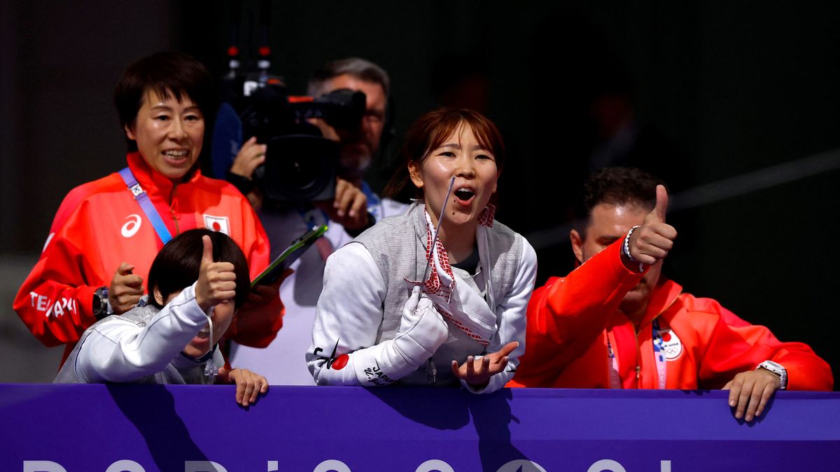 銅メダルを獲得したフェンシング女子フルーレ団体日本代表(写真:ロイター/アフロ)