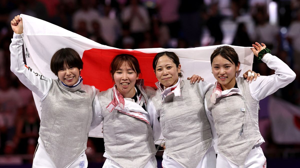 フェンシング女子史上初の銅メダルを獲得したフルーレ団体日本代表(写真:ロイター/アフロ)