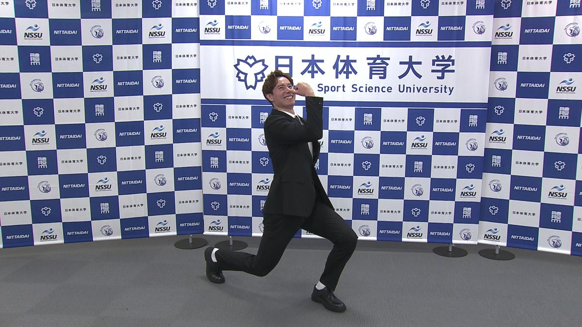 日体大名物のエッサッサのポーズを披露するバレーボール日本代表の高橋藍選手