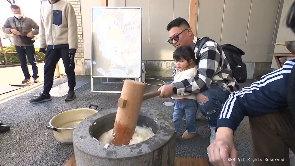 富山市　まちなかの食堂でつきたての餅をふるまう