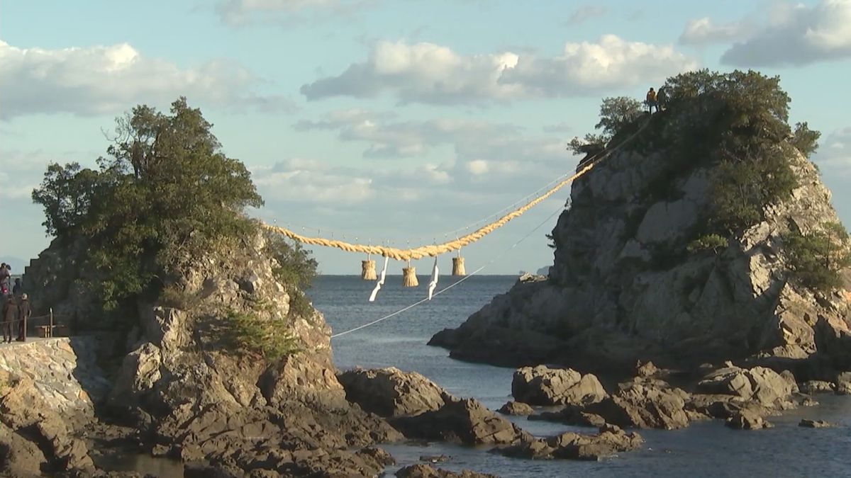 初日の出の名所　豊後二見ヶ浦の夫婦岩　大しめ縄の張り替え作業　元日は花火打ち上げ予定　大分