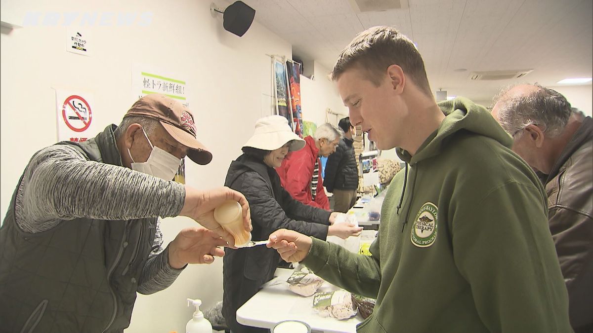 恒例の「軽トラ市」に米軍関係者を招待！岩国・中通り商店街