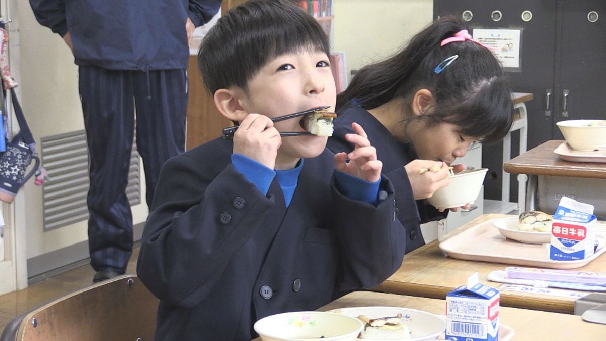 3月8日はサバの日 小浜市で学校給食に焼き鯖寿司が登場 子どもたちが地元の食文化堪能