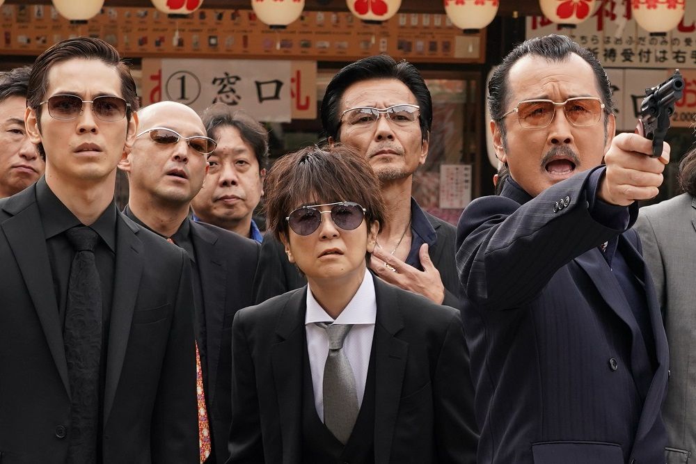 （前列左から）猪塚健太さん、藤田朋子さん、吉田鋼太郎さん