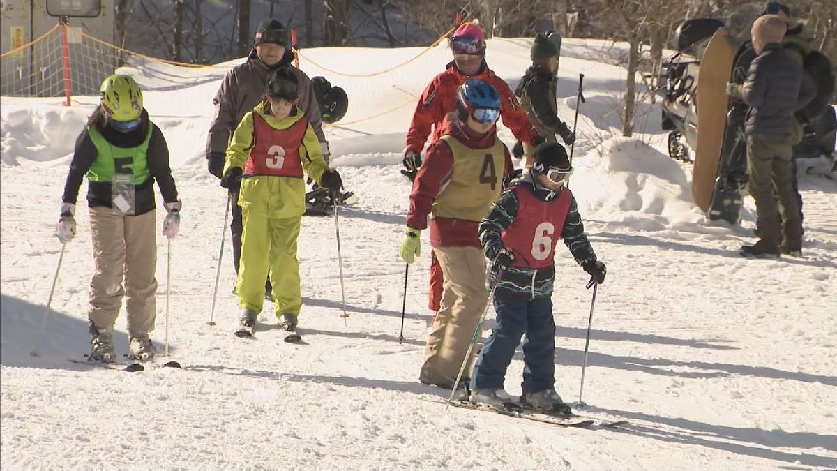 奥飛騨でスキー交流　能登半島地震の被害を受けた児童と地元の小学生が　岐阜・高山市