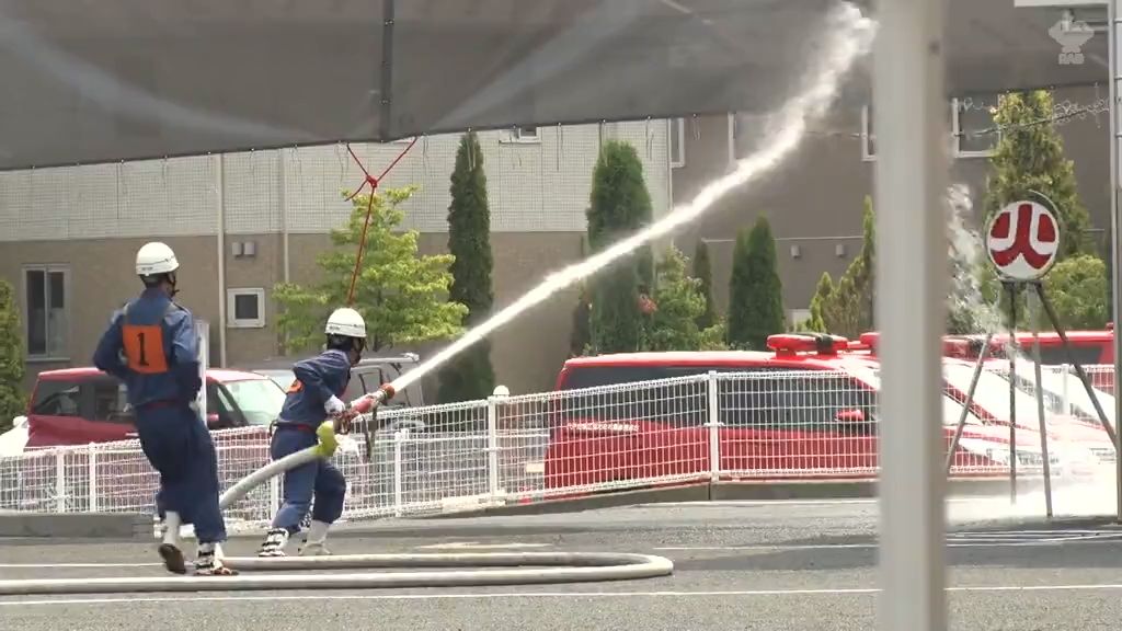 県大会出場めざし八戸市と三戸郡内の消防団員が消火技術の正確さ競う操法大会