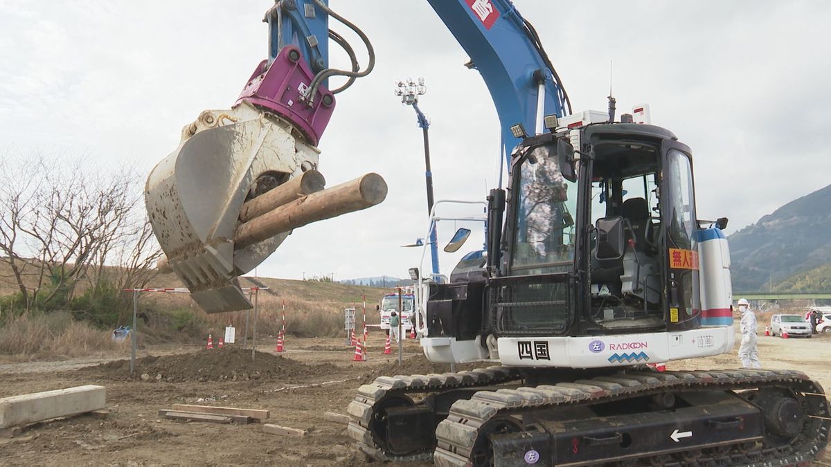 300m離れた土砂やガレキを撤去！災害時に備え無人ショベルカーの遠隔操作講習会【愛媛】