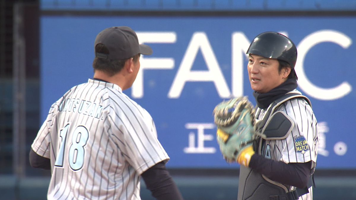 マウンドで投球前に話す【左】松坂大輔さんと【右】上地雄輔さん