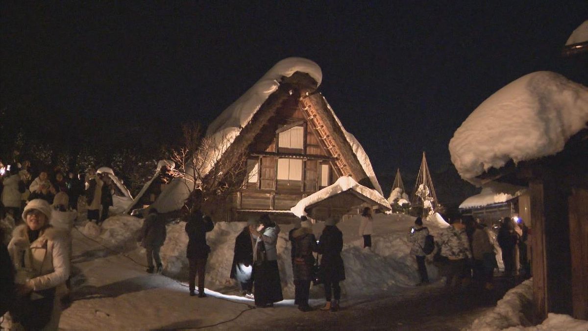 世界遺産の合掌造り集落でライトアップ　雪景色と柔らかな照明が幻想的な光景　岐阜・白川村