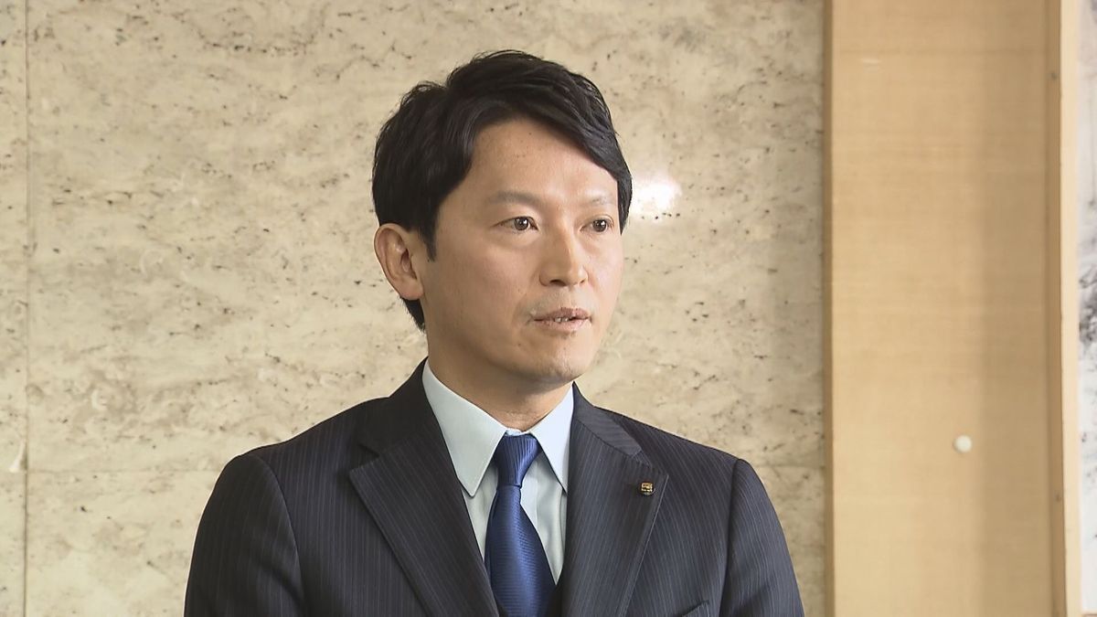 取材に応じる斎藤知事（7日午後）