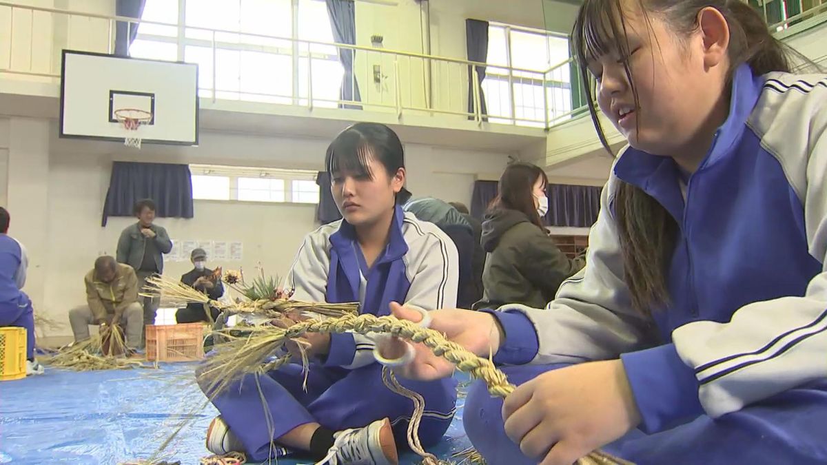 中学生がしめ縄飾り作り「コツは愛を込める」初日の出の名所・豊後二見ヶ浦の大しめ縄のワラを使用　大分