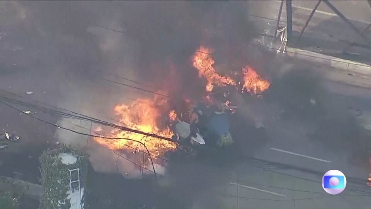 小型機が道路に墜落　少なくとも2人死亡　ブラジル