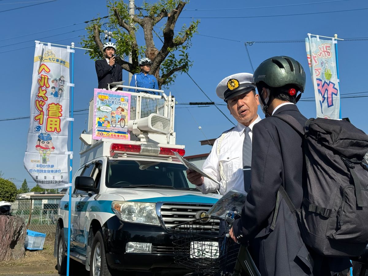 「DJポリス」高校生と自転車でのヘルメット呼びかけ　埼玉