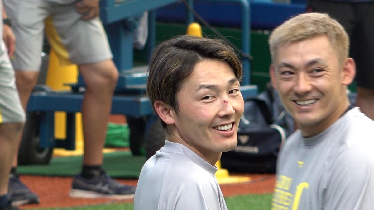 試合前練習で笑顔を見せる西武・源田壮亮選手