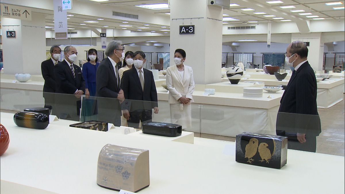 日本伝統工芸展を訪問された天皇ご一家