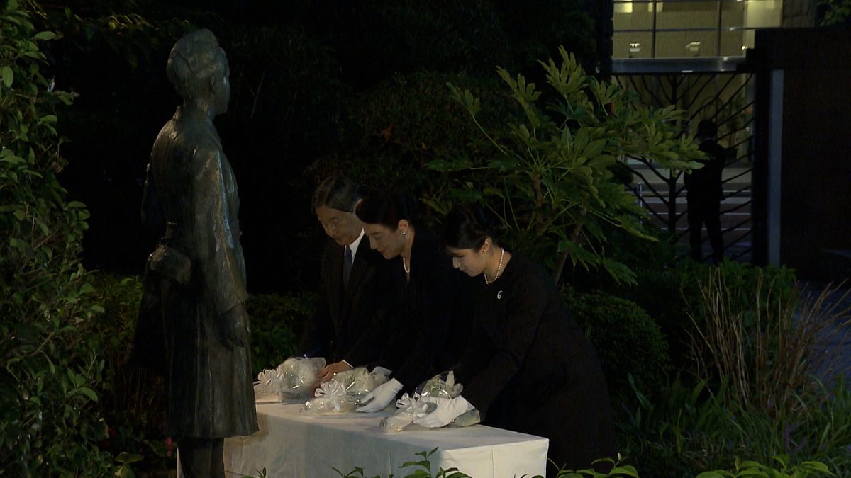 殉職した救護員の慰霊碑にユリの花束を手向けられる天皇ご一家