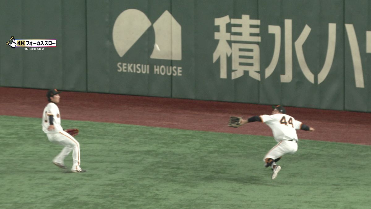 右中間の打球は2塁打　巨人ライト佐々木俊輔選手は届かず（画像:日テレジータス）