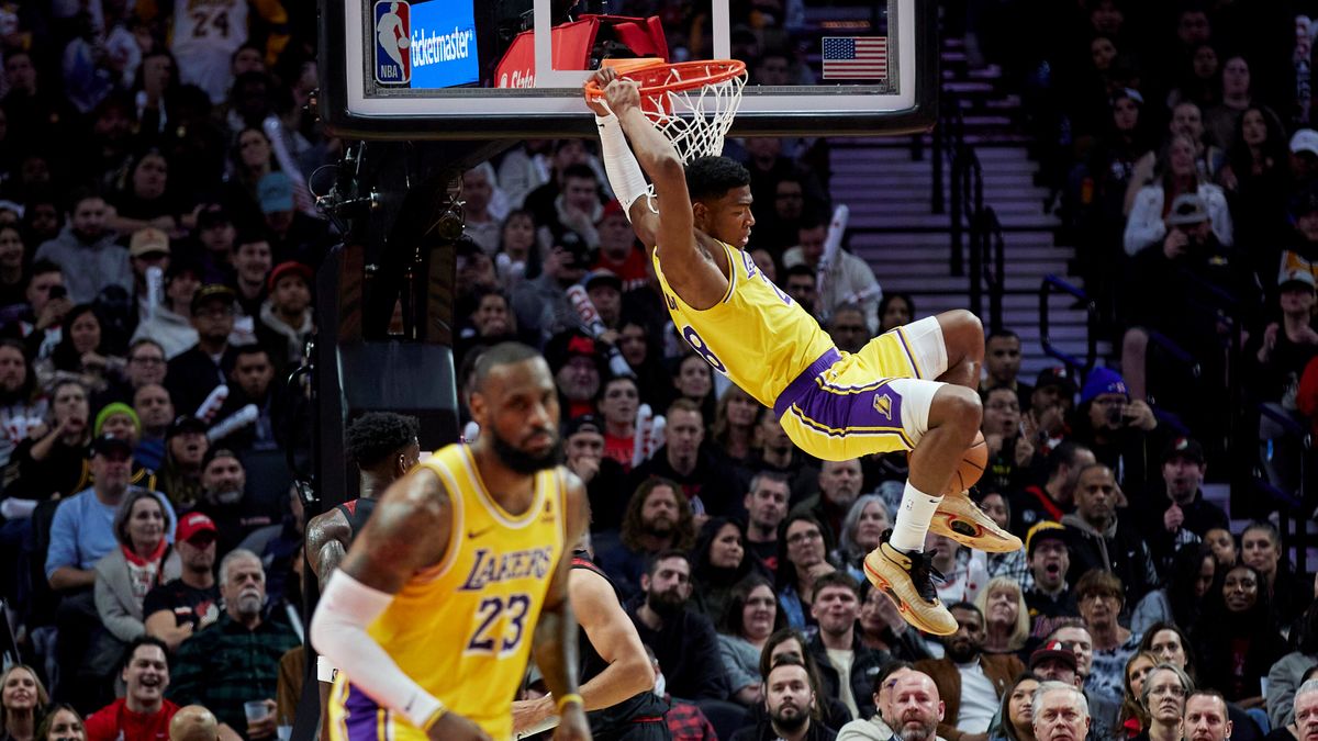 ダンクシュートを決める八村塁選手とアシストしたレブロン・ジェームズ選手(写真：AP/アフロ)