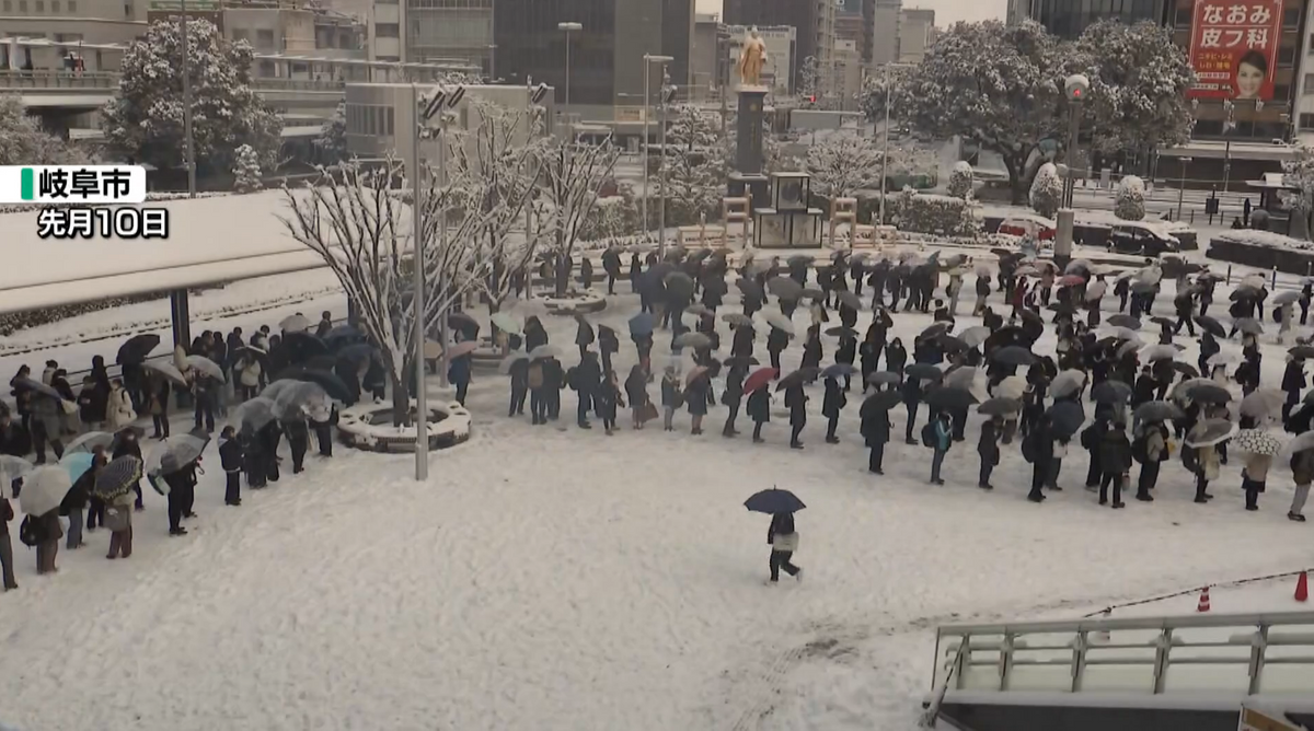 岐阜駅前で、雪で遅れたバスを待つ人たちの行列