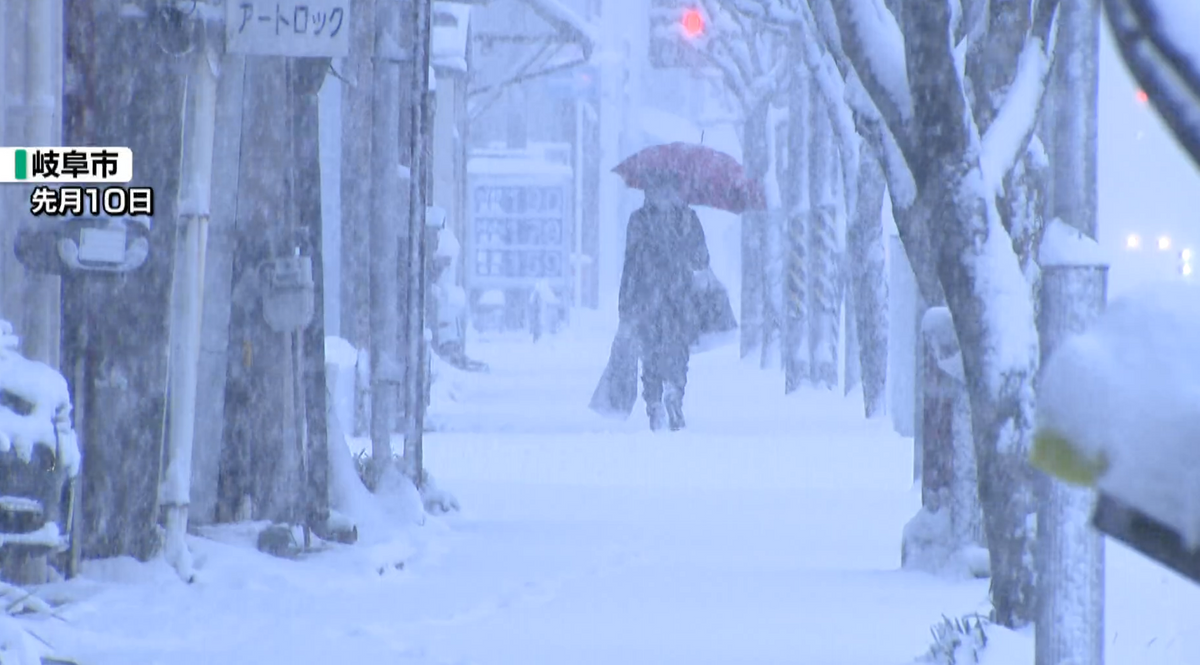 大雪の中を行く歩行者