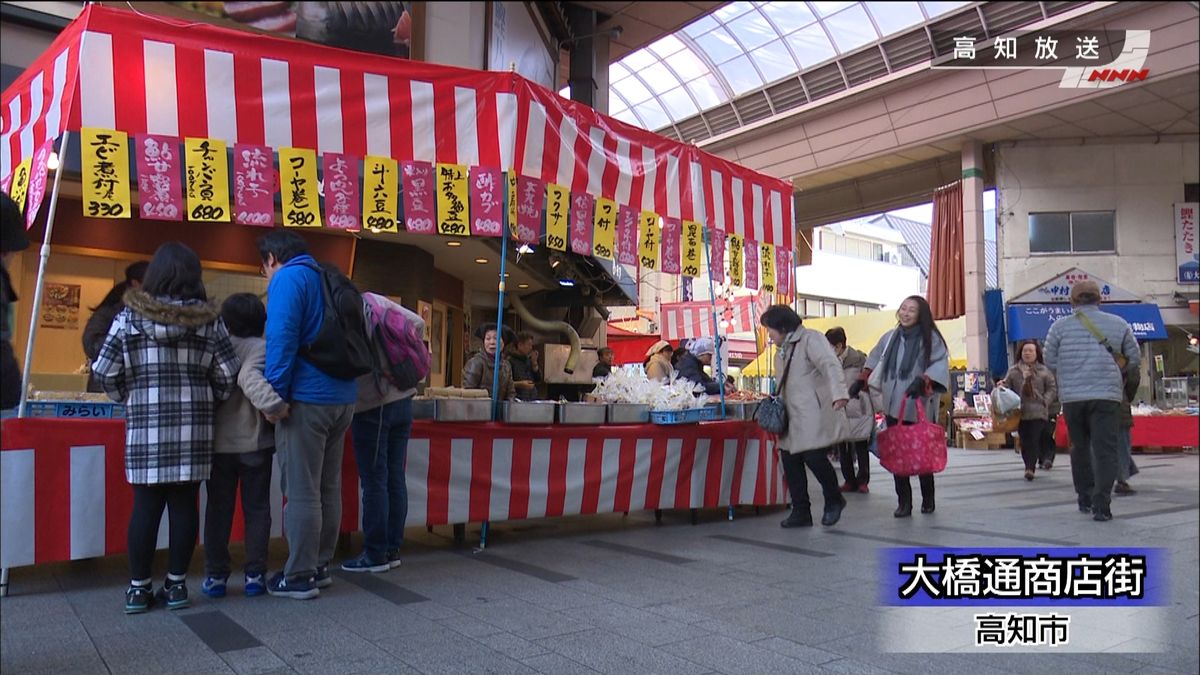 高知市の日曜市　迎春準備の人らでにぎわい