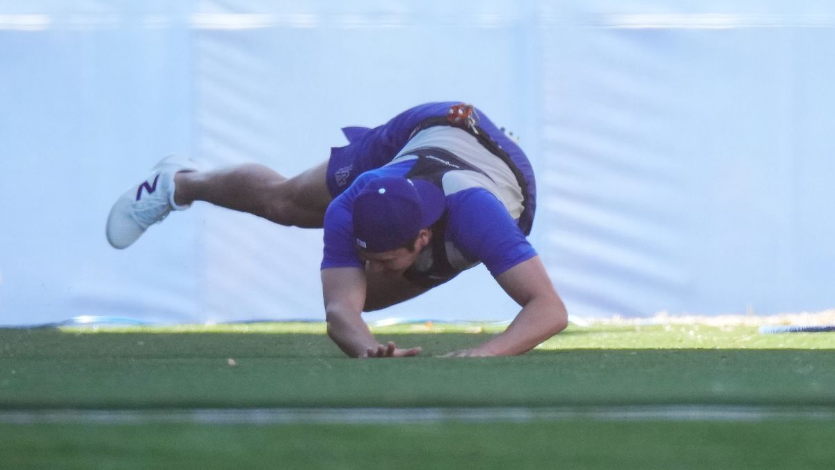 走塁練習で転倒する大谷翔平選手(写真：日刊スポーツ/アフロ)
