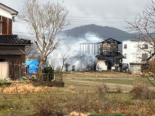 氷見市で住宅火災　女性1人搬送される