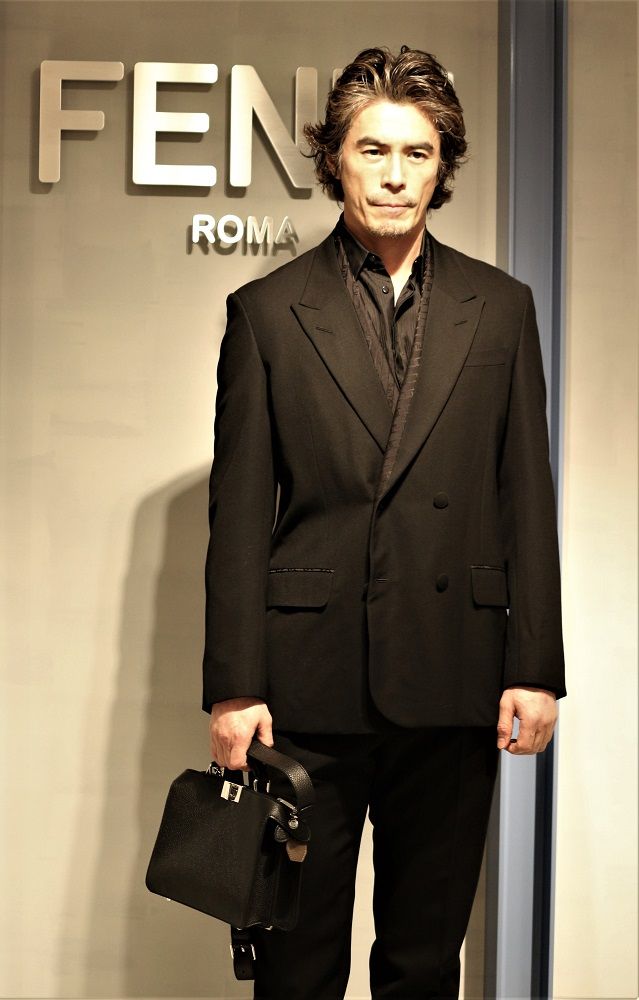 全身黒のスーツで登場した伊藤英明さん