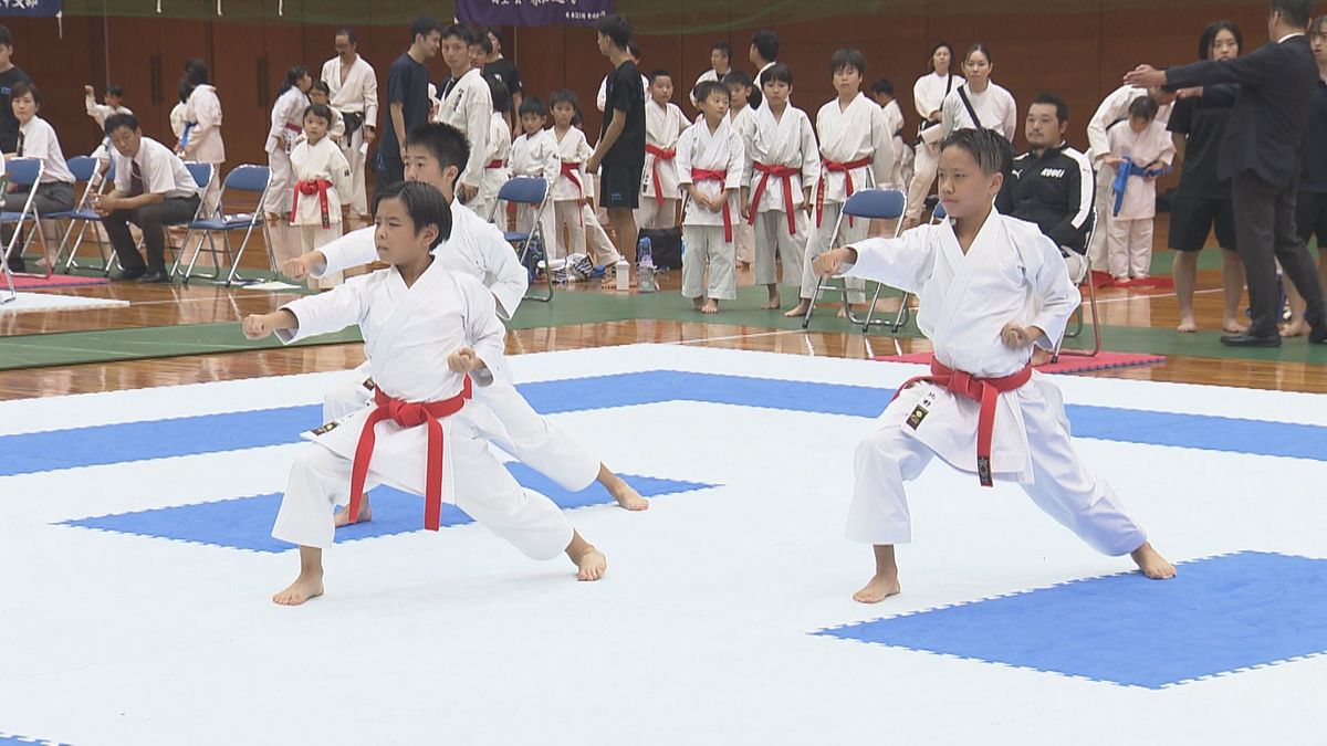 「お母さんたちの応援のおかげで…」小中学生が気迫の演武を披露　県内ナンバー1決める空手道秋季ジュニア選考大会