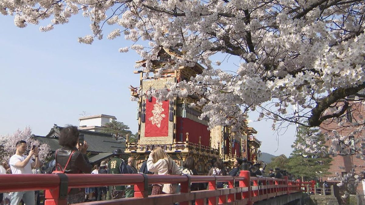 「春の高山祭」２日目も晴天に恵まれにぎわう