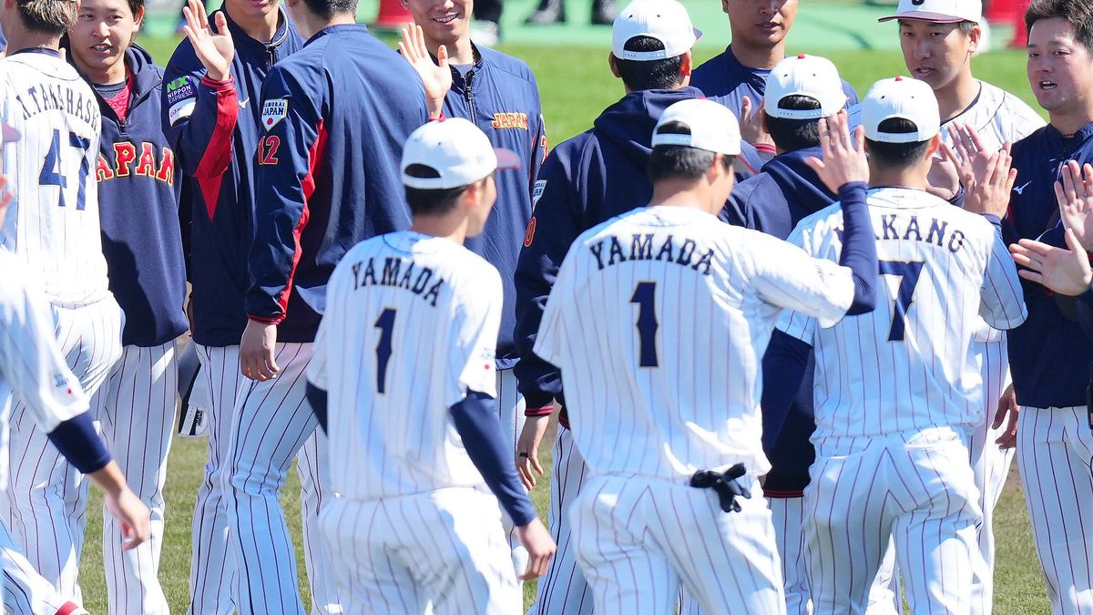 山田哲人が2人！？宮崎キャンプ打ち上げの侍ジャパン　手締めの輪に背番号1の“ニセ山田”登場