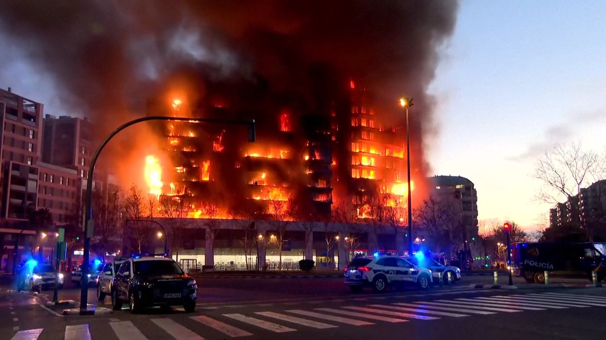 スペイン東部で14階建て集合住宅全焼　4人死亡
