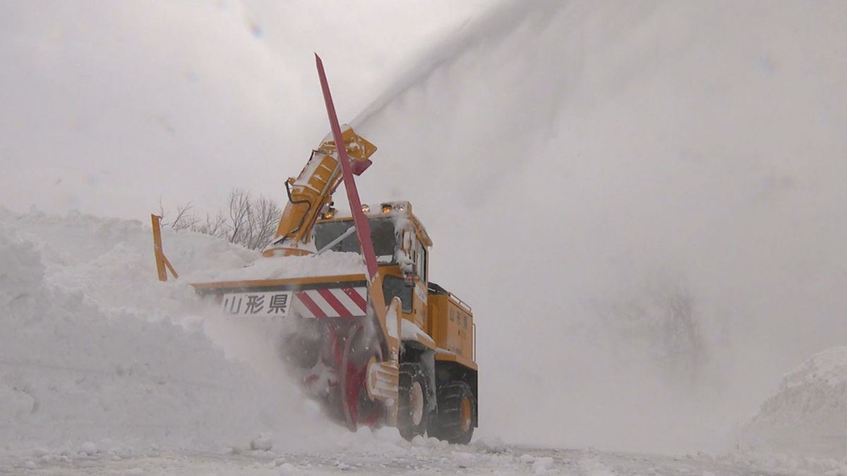 「雪の回廊」の高さは去年より低い６メートル　月山スキー場のオープン前に道路の除雪作業