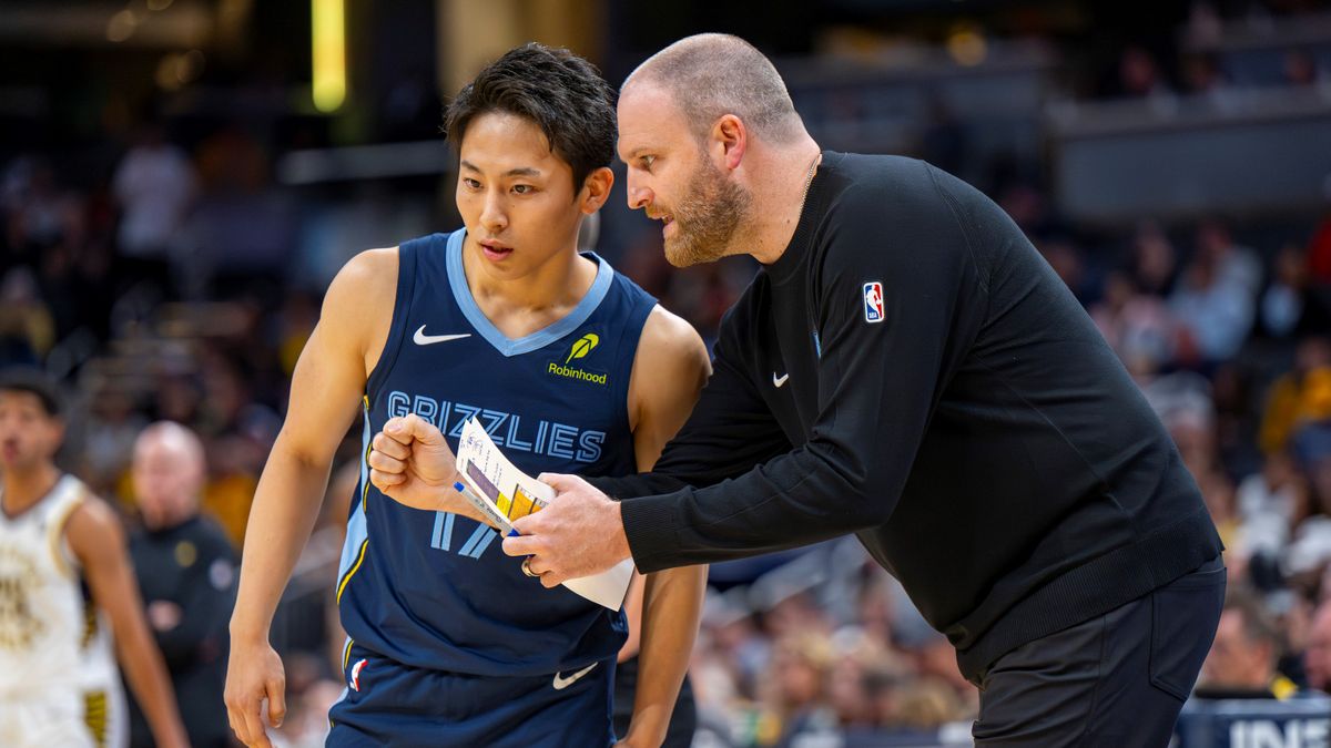 NBA挑戦中の河村勇輝選手【写真左】（写真：AP/アフロ）