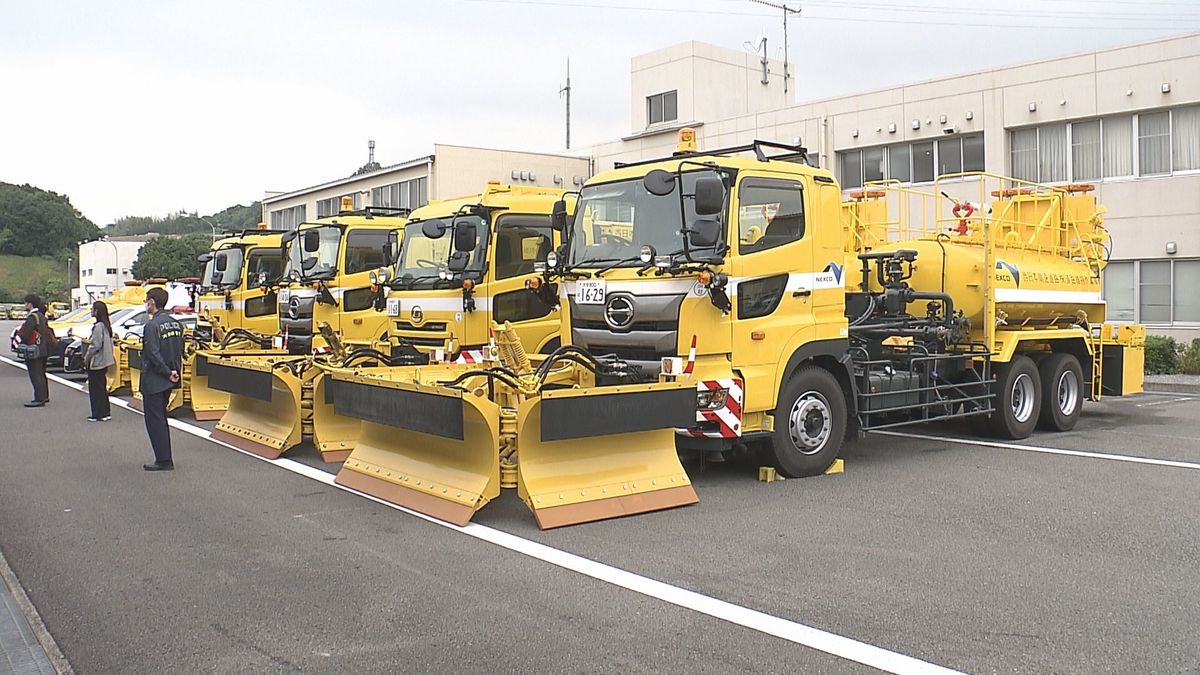 “雪氷車両”出動式　冬場の高速道路の安全を確保　「冬用タイヤは早めの準備を」　大分