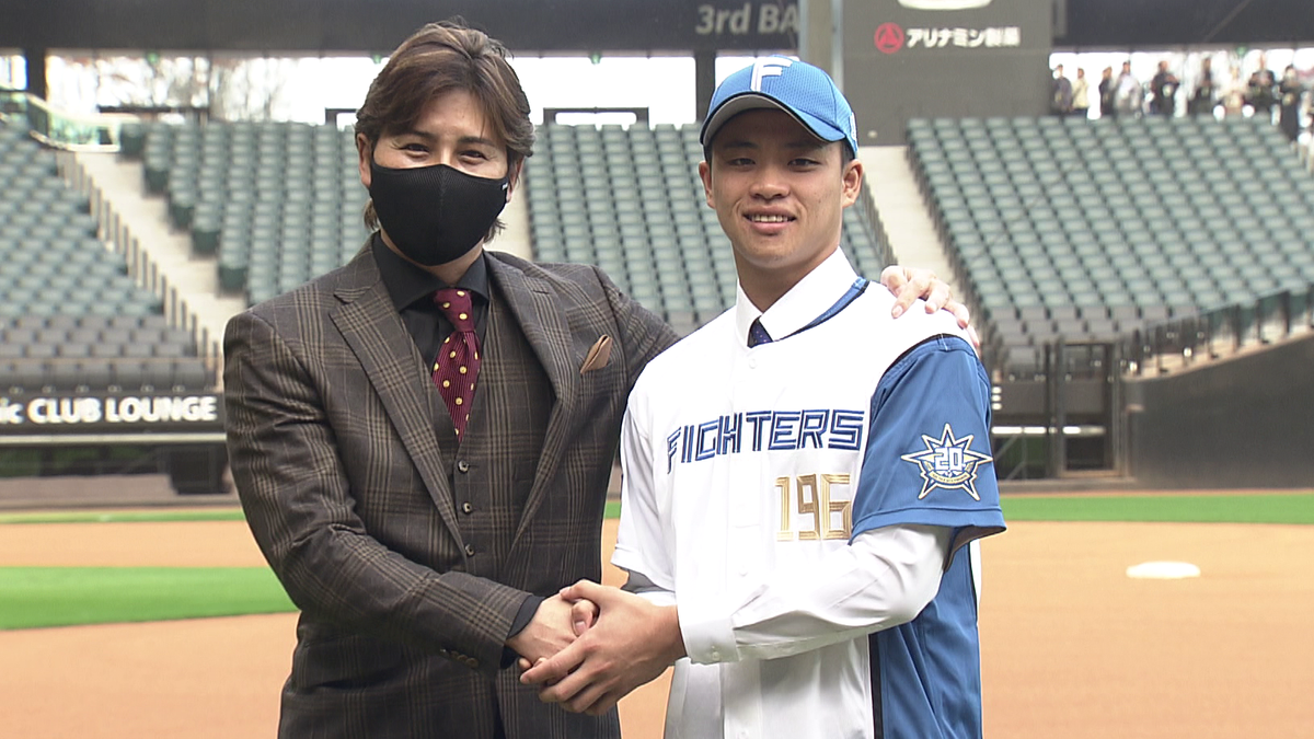 日本ハムの新庄剛志監督(左)と孫易磊投手(右)