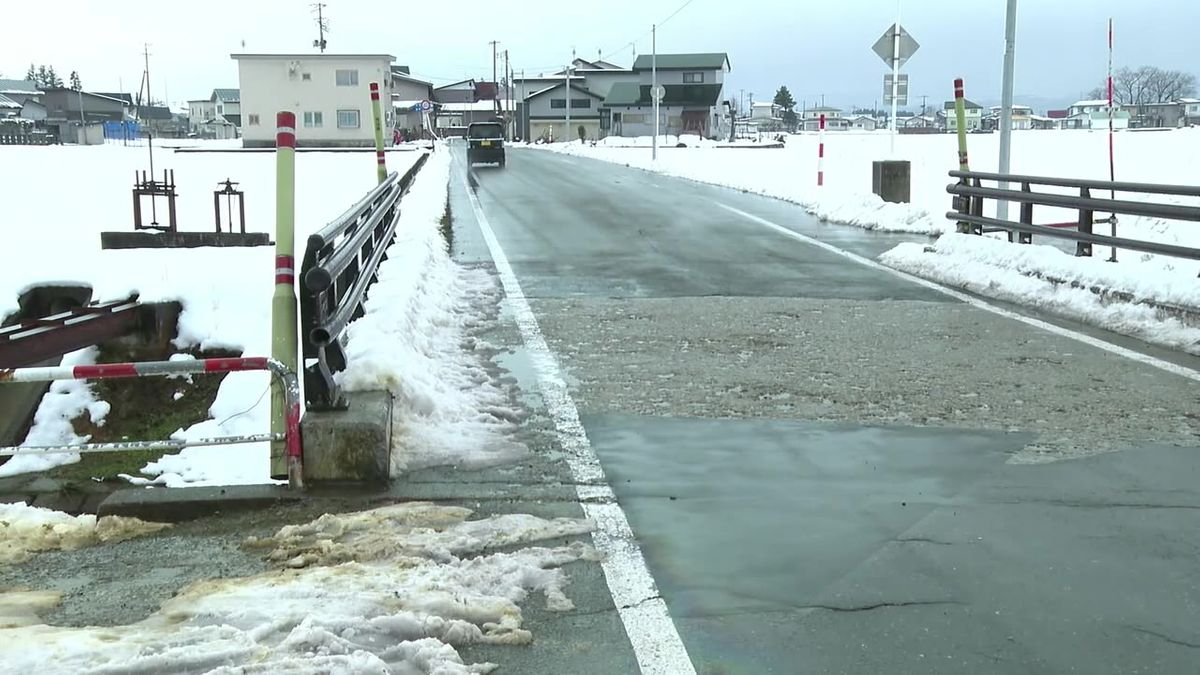 前の車を追い越そうと…ガードレールなどに衝突　94歳男性死亡