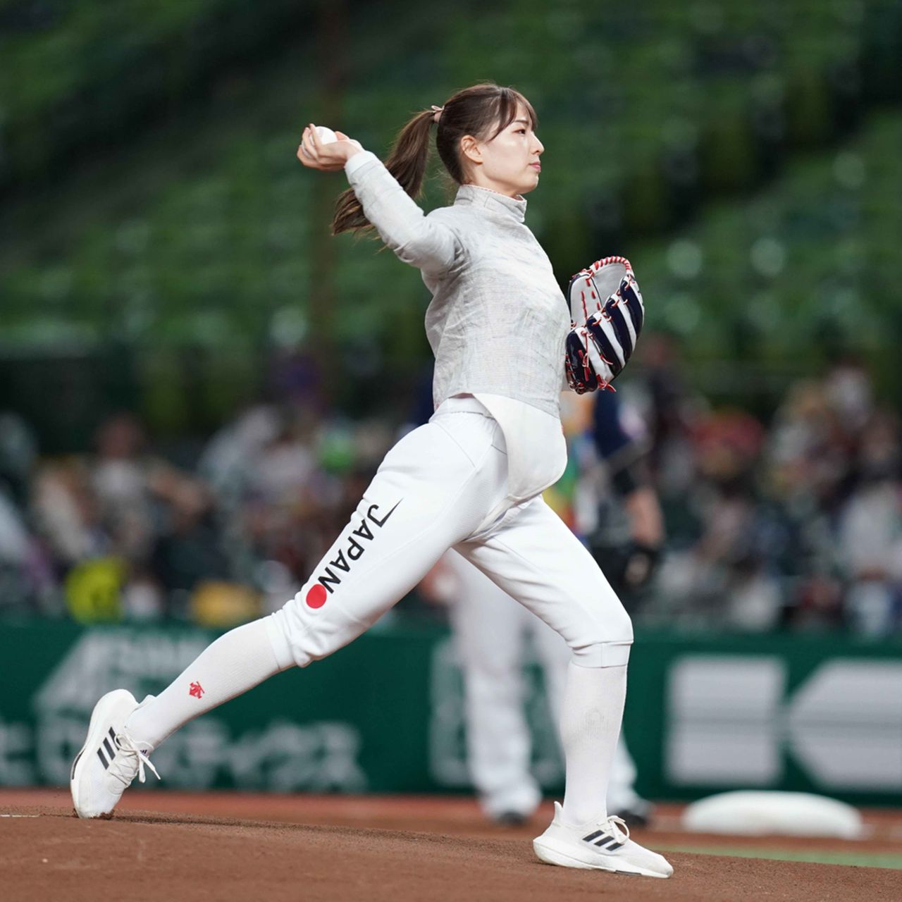 東京五輪フェンシング代表江村美咲が始球式（2021年8月15日掲載）｜日テレNEWS NNN