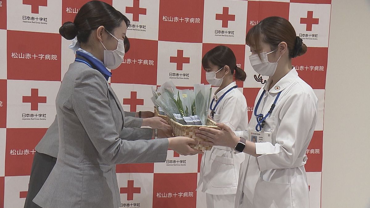 入院患者の幸せ願いスズラン贈る 全日空スタッフが松山赤十字病院を訪問