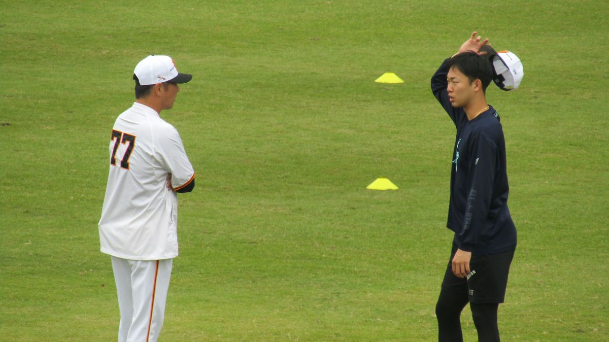 元木大介コーチといつも投手一番乗りの山崎伊織投手